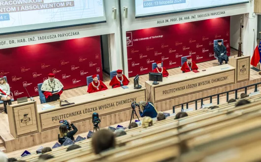 zdjęcie sali,  której odbywa się uroczystość wręczenia odznaczeń w pŁ