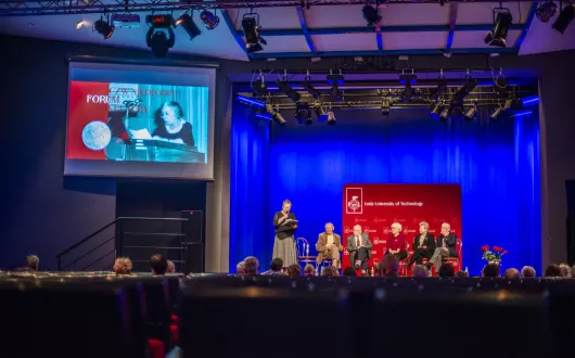 na scenie 6 osób uczestniczących w rozmowie, na pierwszym planie widownia sali widowsikowej