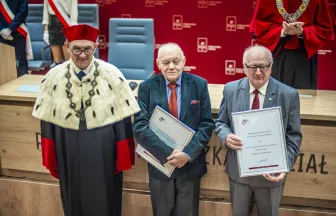 prof. K. Jóźwik, prof. K. Dems i prof. P. Liczberski na tle ścianki z logo PŁ