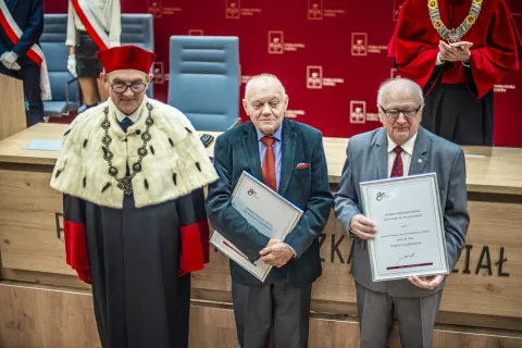 prof. K. Jóźwik, prof. K. Dems i prof. P. Liczberski na tle ścianki z logo PŁ