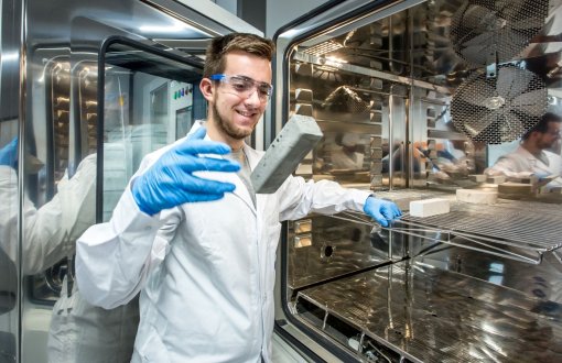 Mateusz Łukasik, absolwent PŁ, w laboratorium